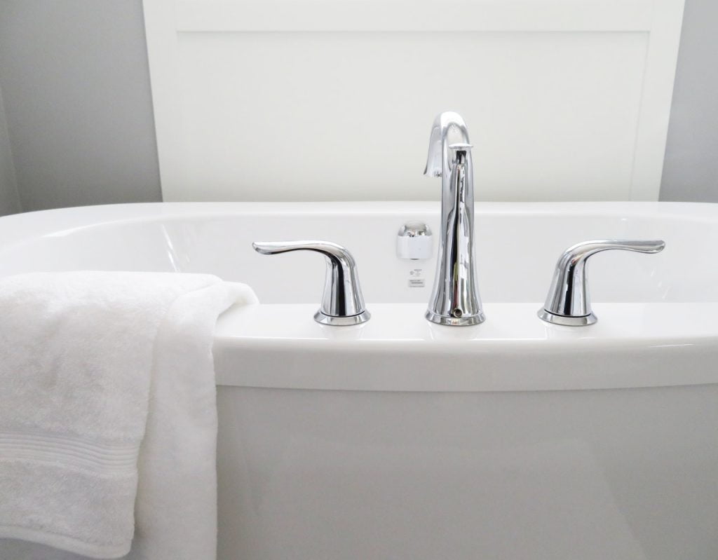 Salle de bain blanche impeccable après le ménage entre deux séjours