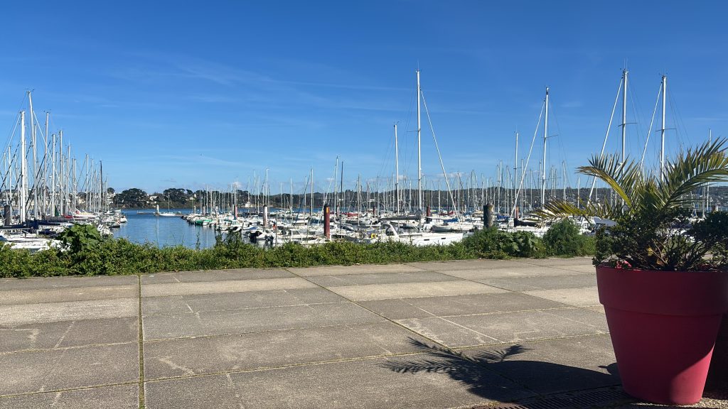 Voiliers amarrés au port de plaisance de Brest sous un ciel bleu